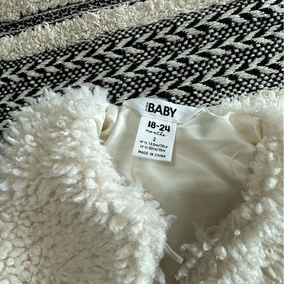Cotton on baby creamy off white fuzzy Sherpa vest size 18-24 months - Picture 2 of 3